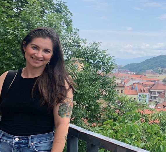 A man in a white baseball cap