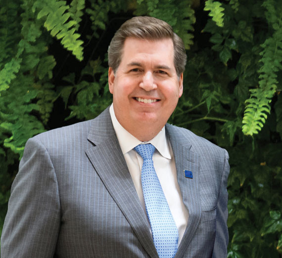 Альпинист из программы иммерсивного обучения на открытом воздухе Gonzaga стоит на вершине Rocks of Sharon