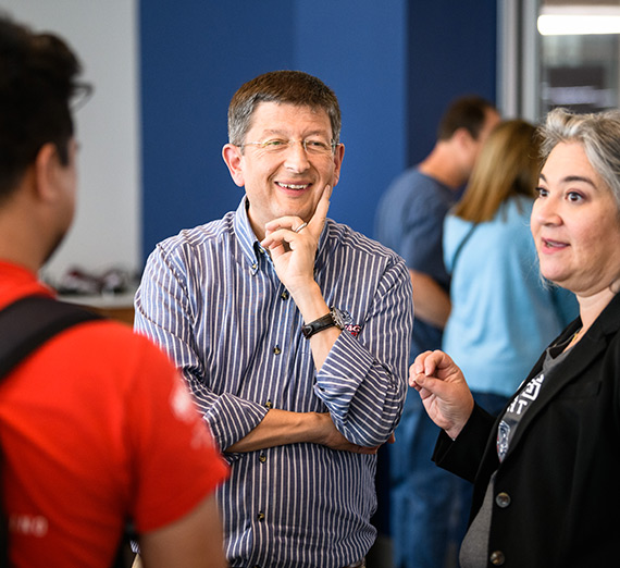 Альпинист из программы иммерсивного обучения на открытом воздухе Gonzaga стоит на вершине Rocks of Sharon